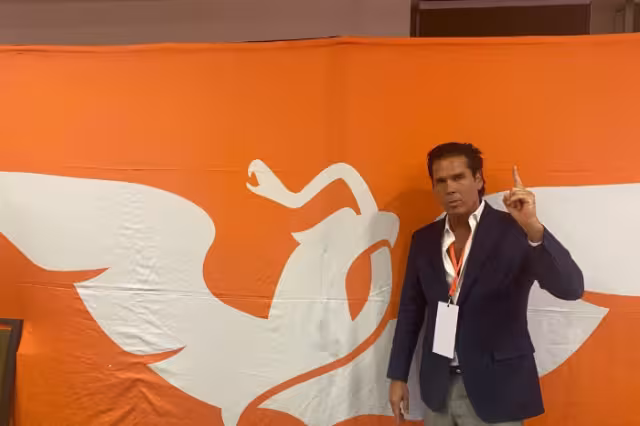 El 'Diamante Negro' anunció su precandidatura al Senado