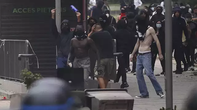 Detienen en Francia a policía que asesinó de un tiro a un menor que intentaba escapar de un control en Nanterre
