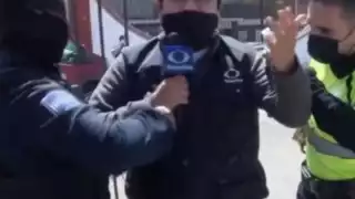 Reportero de Televisa hacia un enlace en vivo y lo detienen