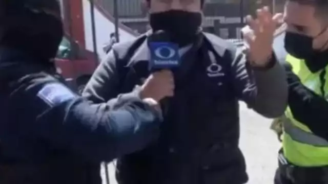 Reportero de Televisa hacia un enlace en vivo y lo detienen