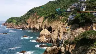 Nora se encuentra a  550 kilómetros al sur de Acapulco, Guerrero