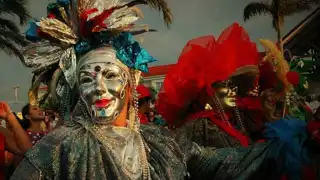 La participación de la gente en el derrotero es algo que caracteriza al sábado de Bando en el Carnaval de Campeche