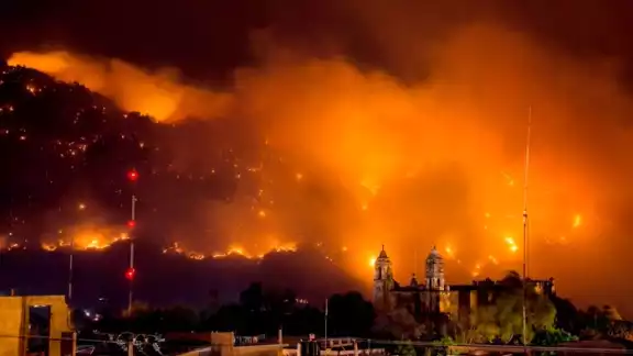 El incendio de Tepotzotlán se extiende a cerros de San Juan Tlacotenco