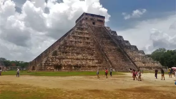 Subirse a la pirámide de Chichén Itzá podría costar una multa de hasta 50 mil pesos Subirse a la pirámide de Chichén Itzá podría costar una multa de hasta 50 mil pesos