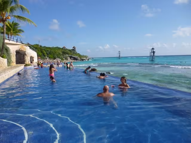 Los turistas disfrutaron de un día soleado en la isla