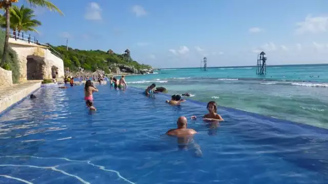 Los turistas disfrutaron de un día soleado en la isla