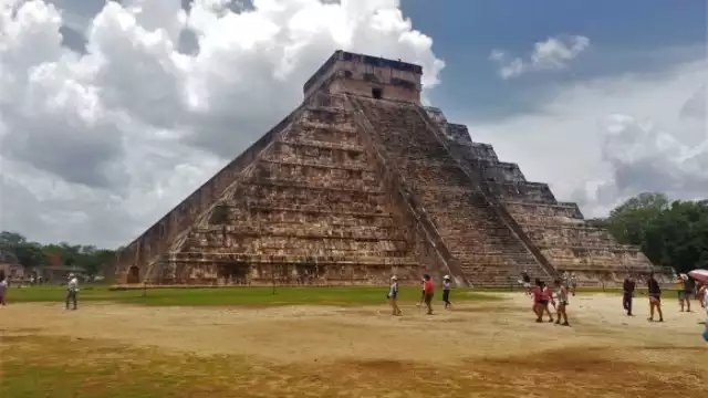 Subirse a la pirámide de Chichén Itzá podría costar una multa de hasta 50 mil pesos