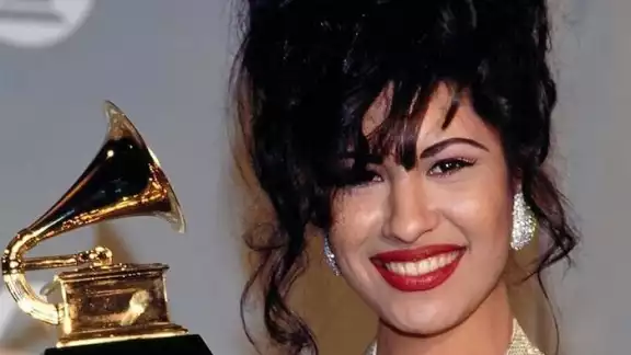 Gana su segundo Grammy a 26 años de su muerte