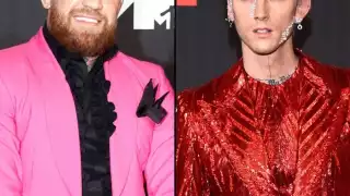 Así fue la pelea de McGregor y Machine Gun Kelly en los MTV VMAs