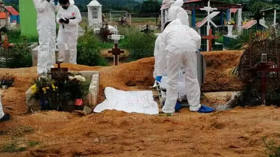 Durante casi una hora, equipos forense sacaron el cuerpo del joven José Eduardo con sumo cuidado de no dañar los tejidos Durante casi una hora, equipos forense sacaron el cuerpo del joven José Eduardo con sumo cuidado de no dañar los tejidos
