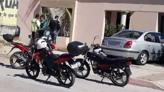 La foto que circula en redes se ve al supuesto cobrador afuera de una casa