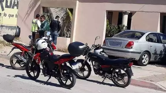 La foto que circula en redes se ve al supuesto cobrador afuera de una casa La foto que circula en redes se ve al supuesto cobrador afuera de una casa