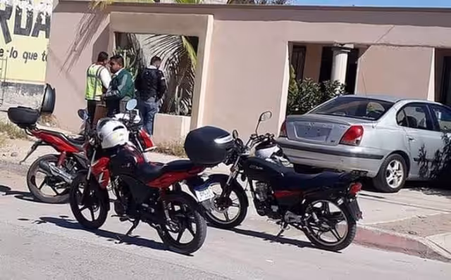 La foto que circula en redes se ve al supuesto cobrador afuera de una casa