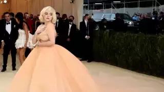 Billie Eilish lució un atuendo de los años 50 en la Met Gala 2021. Foto: Getty Images