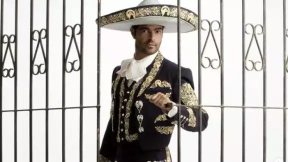 Al finalizar el concurso, los participantes se reunieron para celebrar; sin embargo, lo que llamó la atención fue la acompañante del cantante Al finalizar el concurso, los participantes se reunieron para celebrar; sin embargo, lo que llamó la atención fue la acompañante del cantante