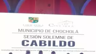 Con paraguas en mano, los vecinos de la comunidad asisieron a al ceremonia de toma de protesta