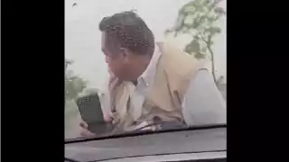 El supervisor se negaba a dejar la unidad, por lo que se montó en el cofre