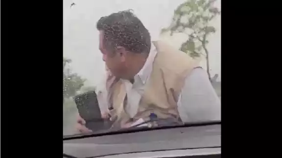 El supervisor se negaba a dejar la unidad, por lo que se montó en el cofre El supervisor se negaba a dejar la unidad, por lo que se montó en el cofre