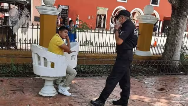 En ocasiones turistas extranjeros se han negado a utilizar el cubrebocas