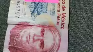 En los últimos días se viralizó una imagen donde aparece un billete de 50 pesos con un emotivo mensaje