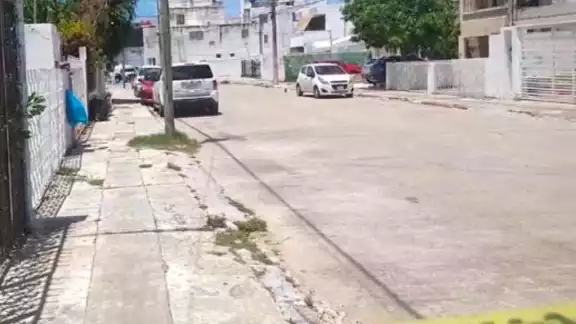 El lugar fue acordonado para evitar la entrada de curiosos que puedan ensuciar el área del crimen El lugar fue acordonado para evitar la entrada de curiosos que puedan ensuciar el área del crimen