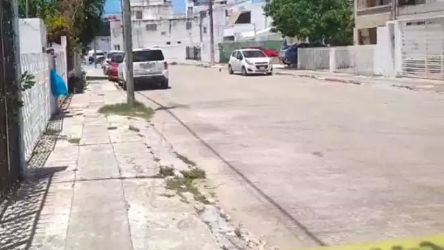 El lugar fue acordonado para evitar la entrada de curiosos que puedan ensuciar el área del crimen