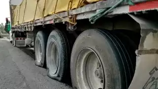 El camión de carga ya no pudo avanzar luego de que el sistema le ponchó 10 llantas. Foto: Captura de Pantalla