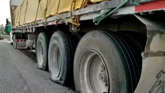 El camión de carga ya no pudo avanzar luego de que el sistema le ponchó 10 llantas. Foto: Captura de Pantalla El camión de carga ya no pudo avanzar luego de que el sistema le ponchó 10 llantas. Foto: Captura de Pantalla