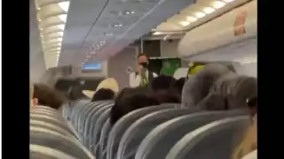 Una azafata causó revuelo en redes luego de que impidiera que un pasajero ingresara a la cabina del piloto