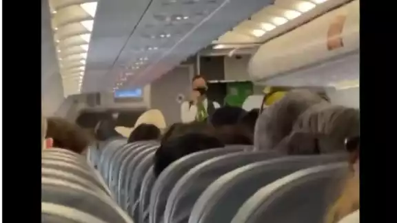 La mujer leía un papel con los nombres, mientras escuchaba la risa de los pasajeros La mujer leía un papel con los nombres, mientras escuchaba la risa de los pasajeros