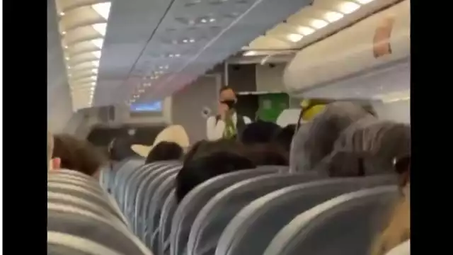 Una azafata causó revuelo en redes luego de que impidiera que un pasajero ingresara a la cabina del piloto