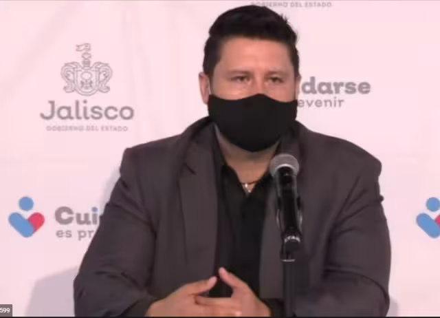 El director de Prevención y Promoción de la Salud en Jalisco, Carlos Ruiz Esparza promociona app "Sin Dengue"