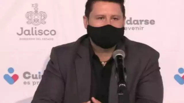 El director de Prevención y Promoción de la Salud en Jalisco, Carlos Ruiz Esparza promociona app "Sin Dengue"