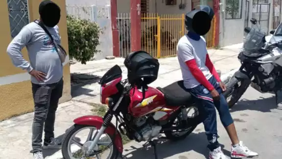Los sujetos circulaban en una motocicleta roja y mostraron una actitud sospechosa. Los sujetos circulaban en una motocicleta roja y mostraron una actitud sospechosa.