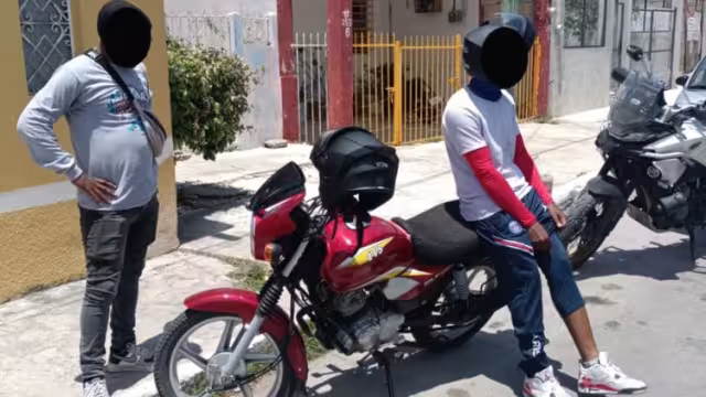 Los sujetos circulaban en una motocicleta roja y mostraron una actitud sospechosa.