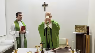 De acuerdo con el último parte médico difundido por la Santa Sede, León XIV mantiene una evolución posoperatoria positiva y constante