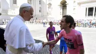 Los participantes del Giro de Italia ante el papa León XIV