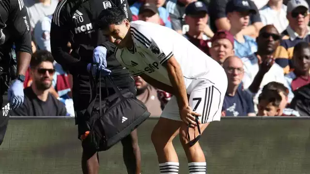 Raúl Jiménez salió lesionado pese a gol.