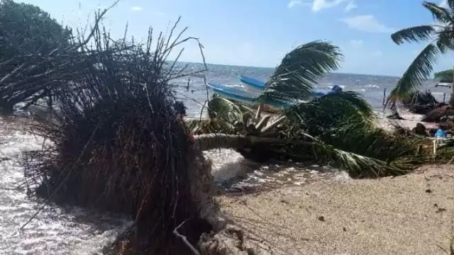 Los pescadores de la ínsula, han tenido que refugiarse en sus cabañas, para evitar ser víctimas por el fuerte oleaje