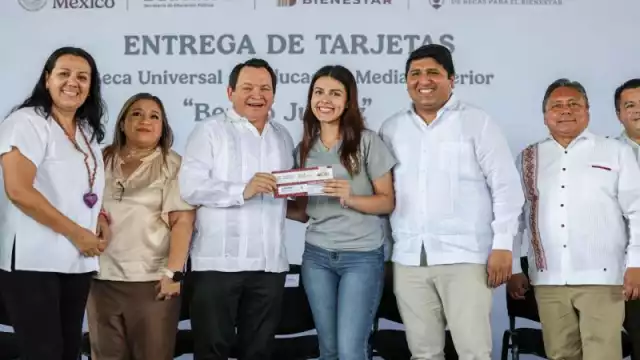 El Gobernador también presentó el programa Jóvenes Renacimiento, orientado a estudiantes de Mérida que actualmente no reciben becas federales