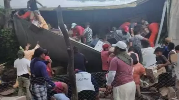 El tráier se dirigía a Mérida, pero por un descuido del conductor terminó fuera de la cinta asfáltica El tráier se dirigía a Mérida, pero por un descuido del conductor terminó fuera de la cinta asfáltica