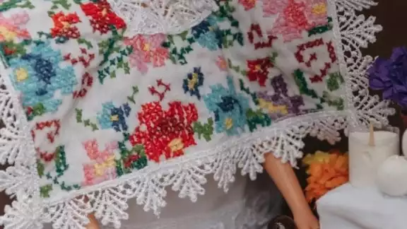 Con una sesión la fotógrafa representó las tradición de poner el altar en Yucatán Foto: Karla Puch