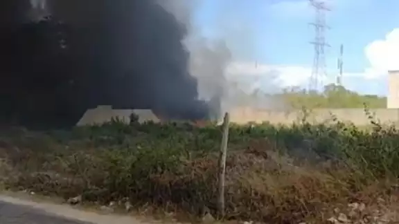 La quema de llantas creó una columna de humo grande La quema de llantas creó una columna de humo grande