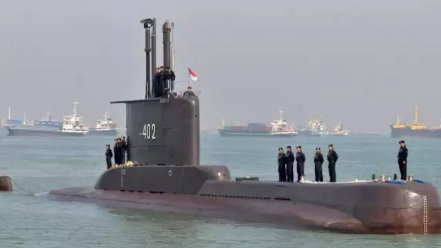 La búsqueda del “KRI Nanggala 402”, con 40 años, inició desde el pasado miércoles con la participación de cientos de militares y una veintena de barcos.