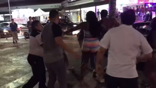 Al menos 20 personas se vieron involucrados en la trifulca