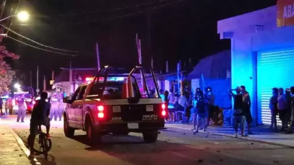 Los vecinos indicaron que la calle Coba entre Noh Bek y Gonzalo Guerrero está todo grafiteado por esos vándalos Los vecinos indicaron que la calle Coba entre Noh Bek y Gonzalo Guerrero está todo grafiteado por esos vándalos
