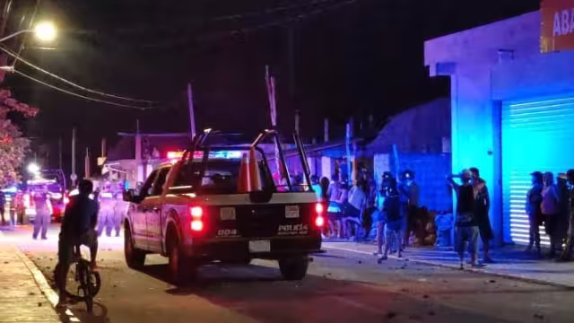 Los vecinos indicaron que la calle Coba entre Noh Bek y Gonzalo Guerrero está todo grafiteado por esos vándalos