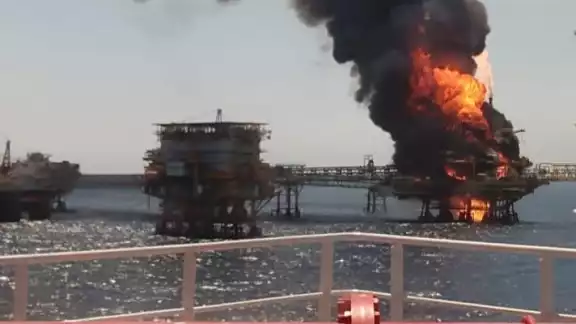 Mientras que el corporativo encargado de dar mantemiento a la plataforma E-Ku-A2, donde hubo una explosión, recibe adjudicaciones, se castiga a empleados Mientras que el corporativo encargado de dar mantemiento a la plataforma E-Ku-A2, donde hubo una explosión, recibe adjudicaciones, se castiga a empleados