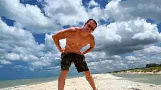 El actor no dudó en mostrar su torso desnudo en su visita al Pueblo Mágico de Sisal