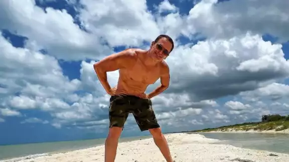 El actor no dudó en mostrar su torso desnudo en su visita al Pueblo Mágico de Sisal El actor no dudó en mostrar su torso desnudo en su visita al Pueblo Mágico de Sisal